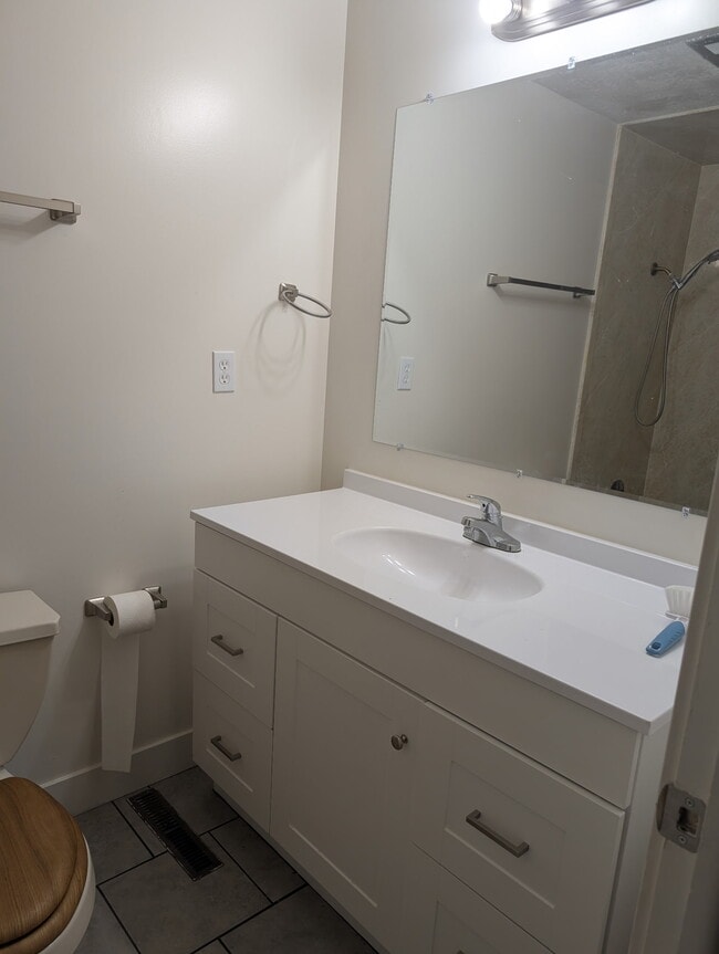 Building Photo - 880 Medoland Dr