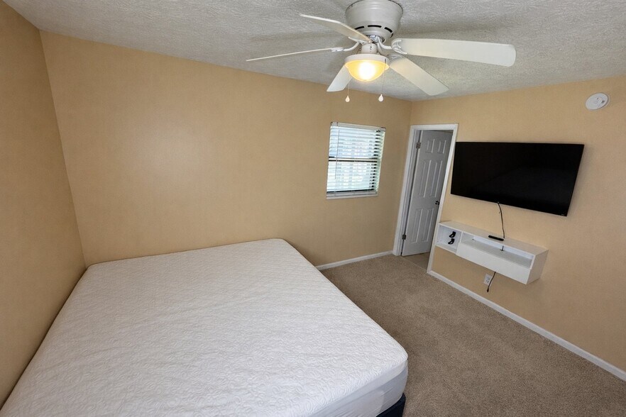 Building Photo - 8229 Frost St N