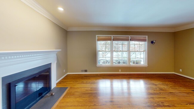 Building Photo - Bethesda/Friendship Heights Four Bedroom I...