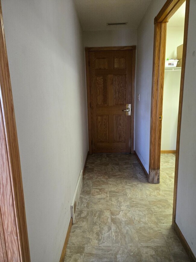 Building Photo - Home on the Lake