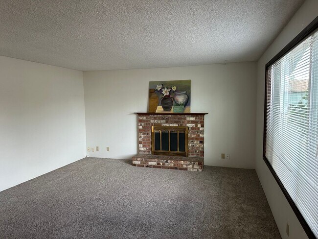 Building Photo - Nice 2 bedroom 1 bath duplex in Springfield!