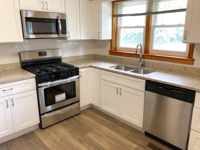 Building Photo - Updated 3Bed/2Bath Home For Rent Brookfield! 2 Car Attached Garage