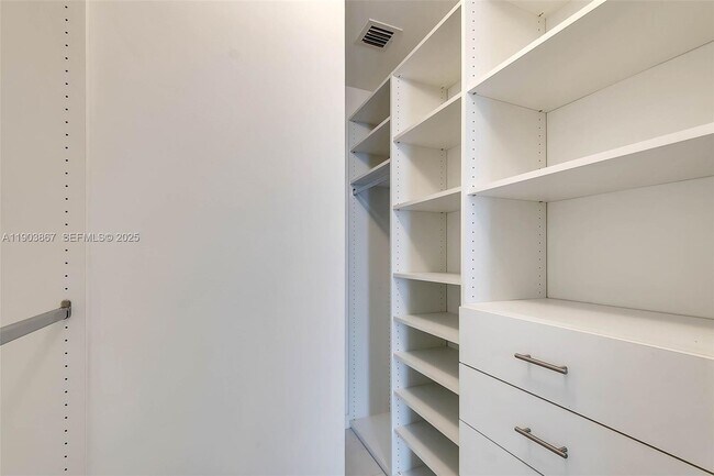 Building Photo - 1010 Brickell Ave