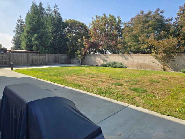 Building Photo - Big beautiful Home for rent in Visalia, Ca