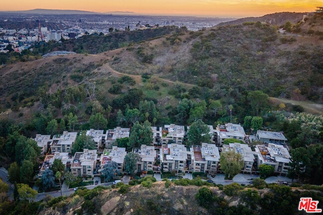 Building Photo - 6732 Hillpark Dr