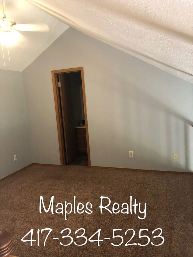 Building Photo - 2 bed, 2 bath PENTHOUSE loft condo at Fall...