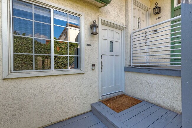 Building Photo - San Diego Coastal Dream Crown Point Jewel 3 or 6 Month lease only Partially Furnished Ready for M...