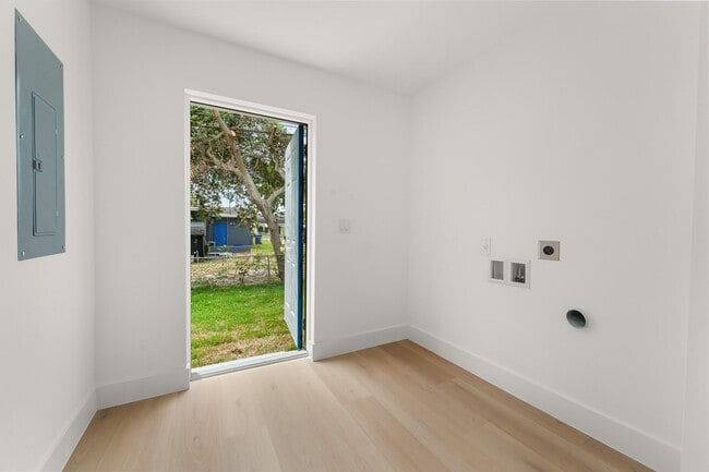 Building Photo - 111 W 35th St