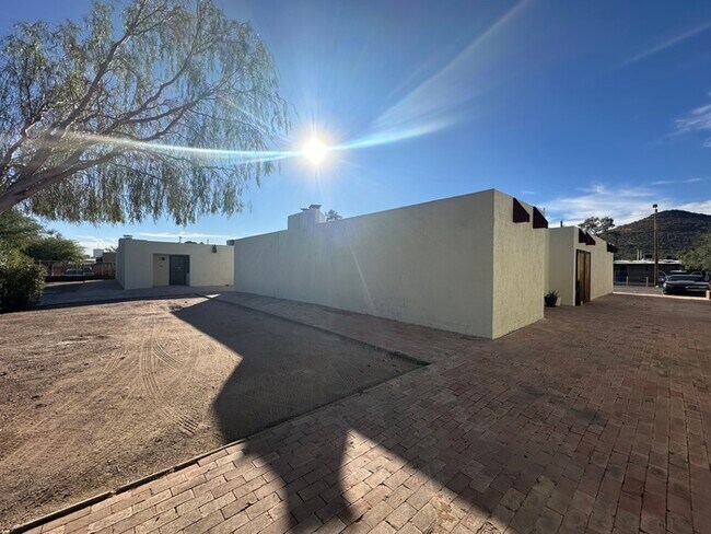 Building Photo - Holiday Move In Special! 1/2 Off December's Rent! Unique Townhome with Open Layout! All Appliance...