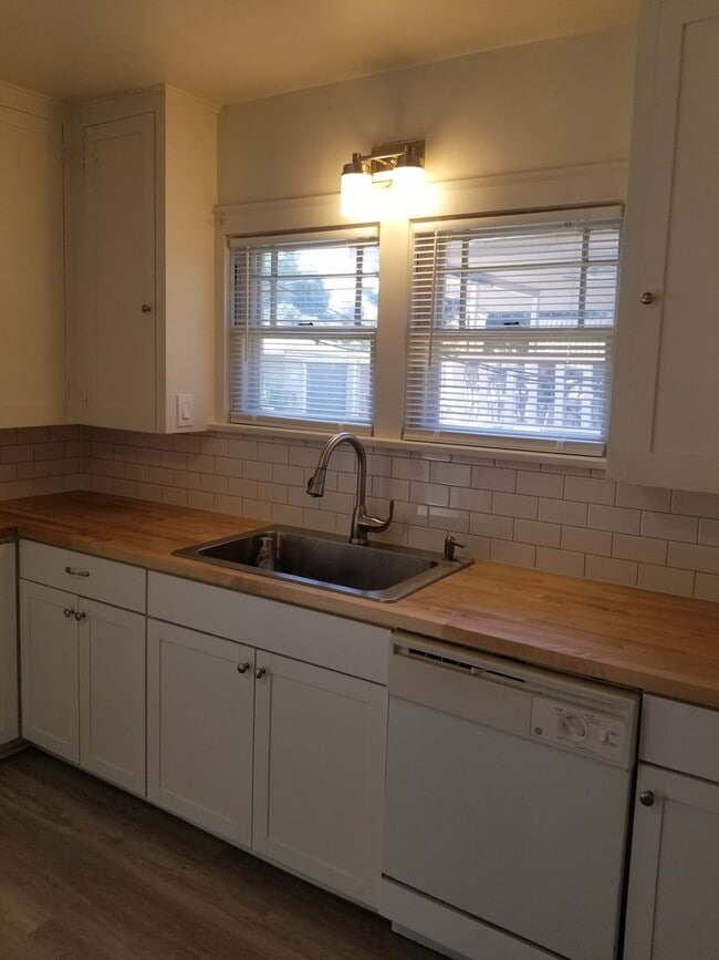 Building Photo - N. 25th Ave 2 bedroom Craftsman w/basement