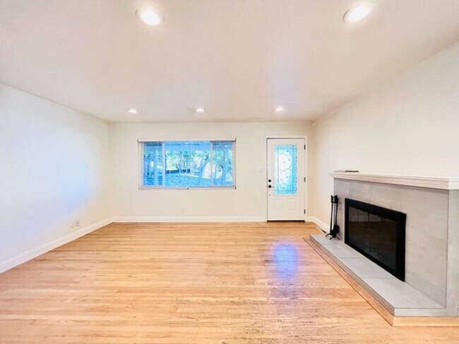 Building Photo - Charming and Move-in Ready 3BD/2BA, Single...