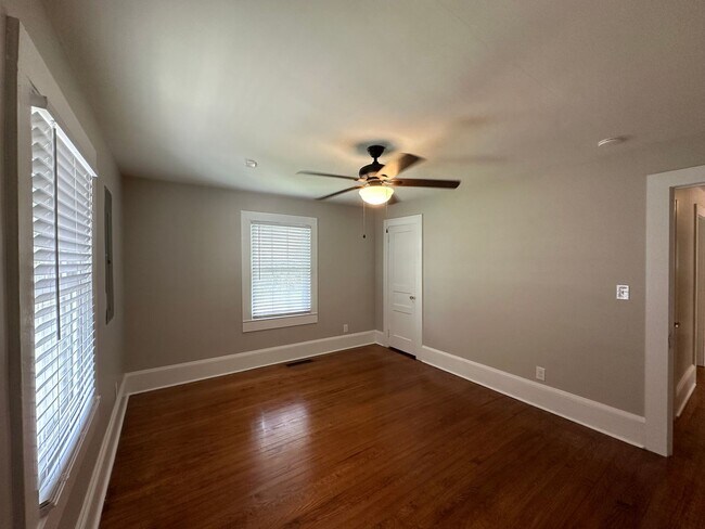 Building Photo - Modernized 3 bed 1 bath house