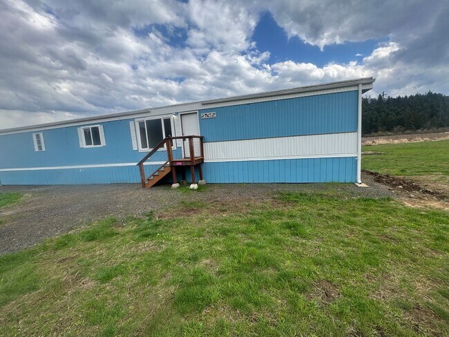 Building Photo - Country Living