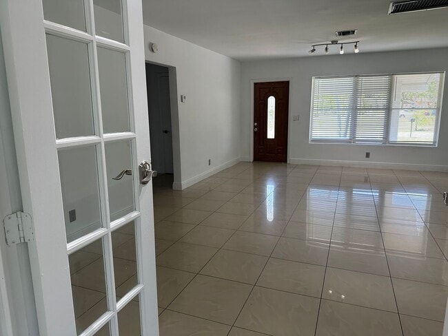 Building Photo - 4 bed 2 bath plus a den, could be a 5th bed.