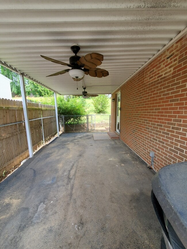 Building Photo - 406 Missimer Ln