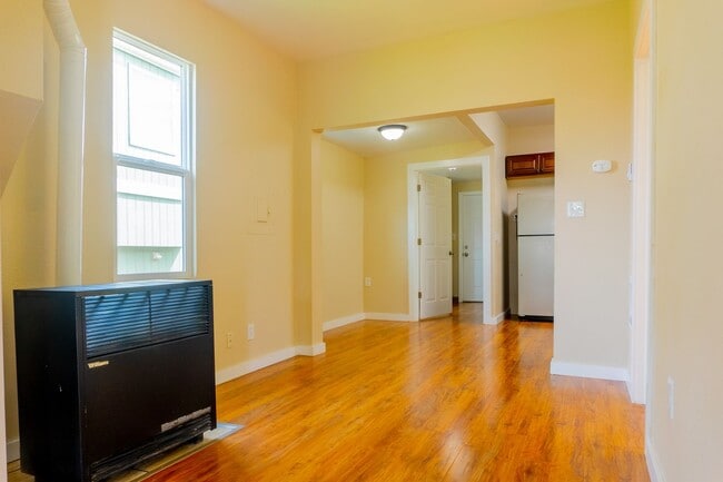 Building Photo - Spacious 3 bedroom / 2 bathroom single family home available in Tacoma!