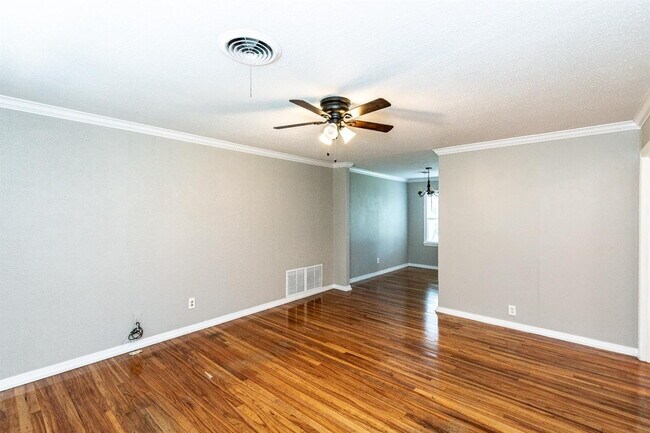 Building Photo - Cute 3/1 close to TEch and Medical