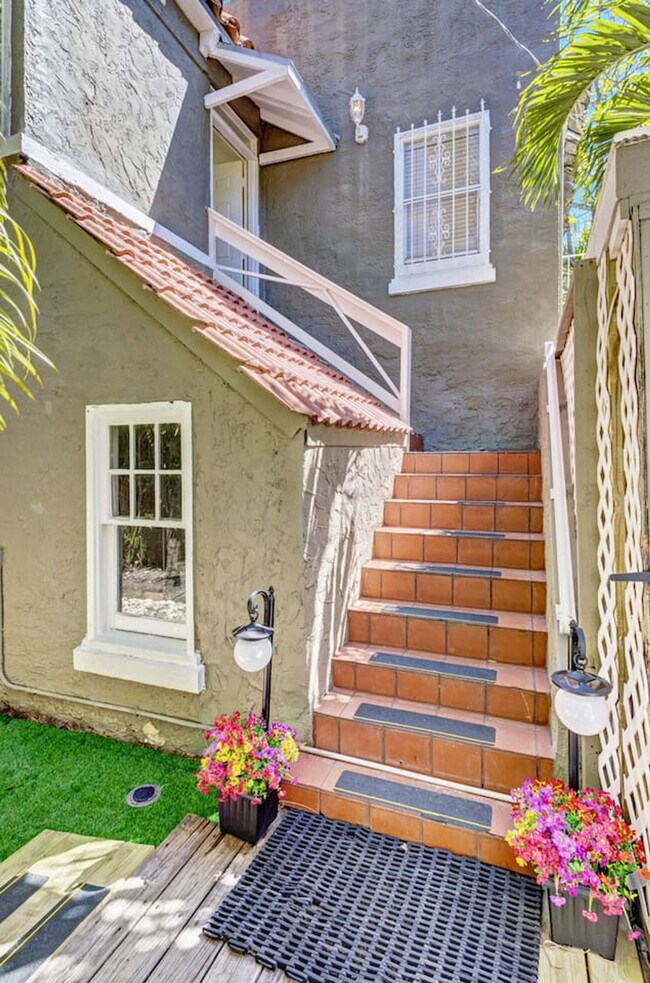 Building Photo - 521 28th St