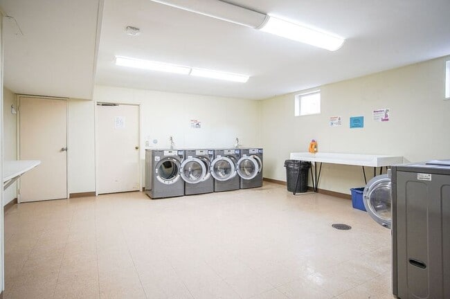 Building Photo - 261 Regency Park Dr