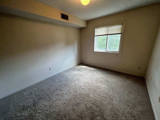 Building Photo - Beautiful 2BR 2 full bath condo in secured...