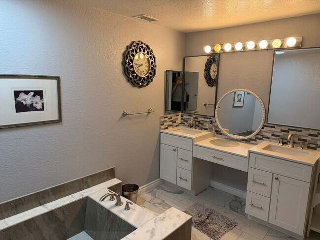 Building Photo - Custom Estate