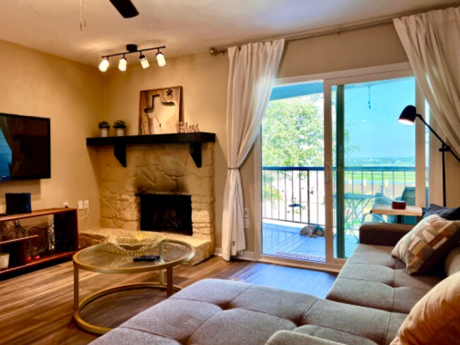 Building Photo - 1581 Parkview Dr