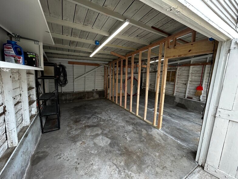 Building Photo - 706 E 71st Ter