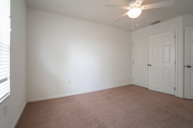 Building Photo - Beautiful 3/2.5 Townhome in gated communit...