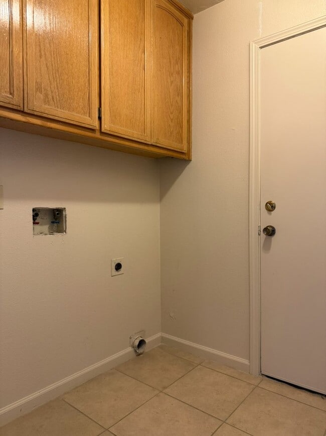 Building Photo - Adorbs 3/2 available NOW!!!