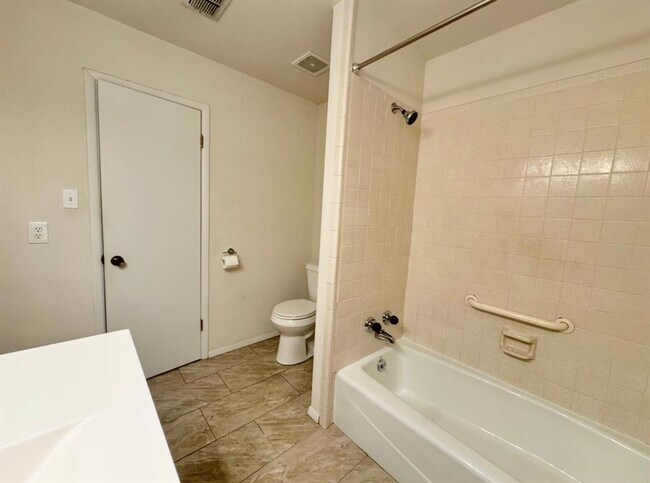 Building Photo - 124 Forest Dr