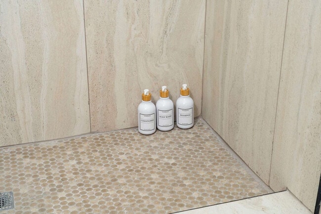 Building Photo - 1941 W Augusta Blvd