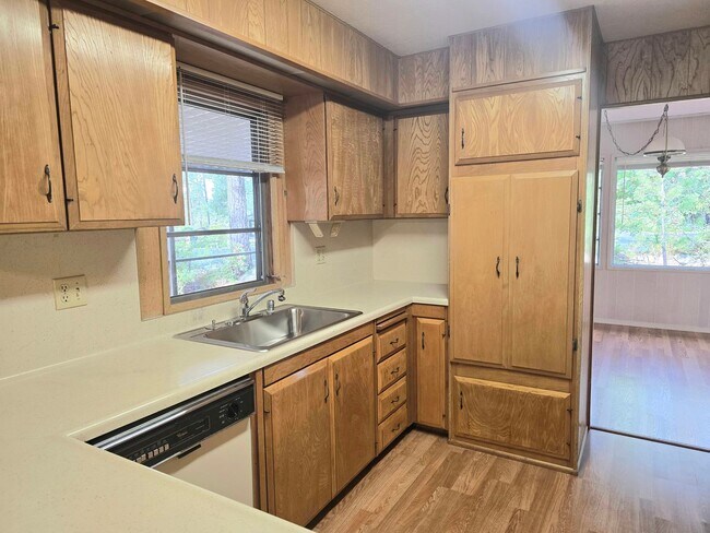 Building Photo - Light and Airy 2 Bedroom 2 Bath In Heather Glen Estates