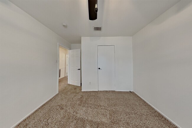 Building Photo - 2137 Parkdale Dr