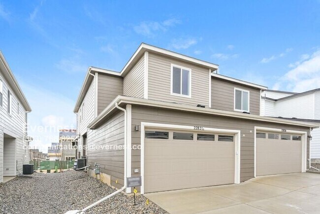 Building Photo - Spacious and Stylish Townhome with Prime L...