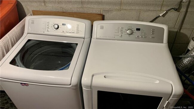 Building Photo - 3 Oakwood Dr