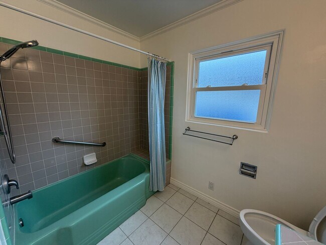 Building Photo - 6BD/3BA Close to Campus - Large Rooms! Great Yard!