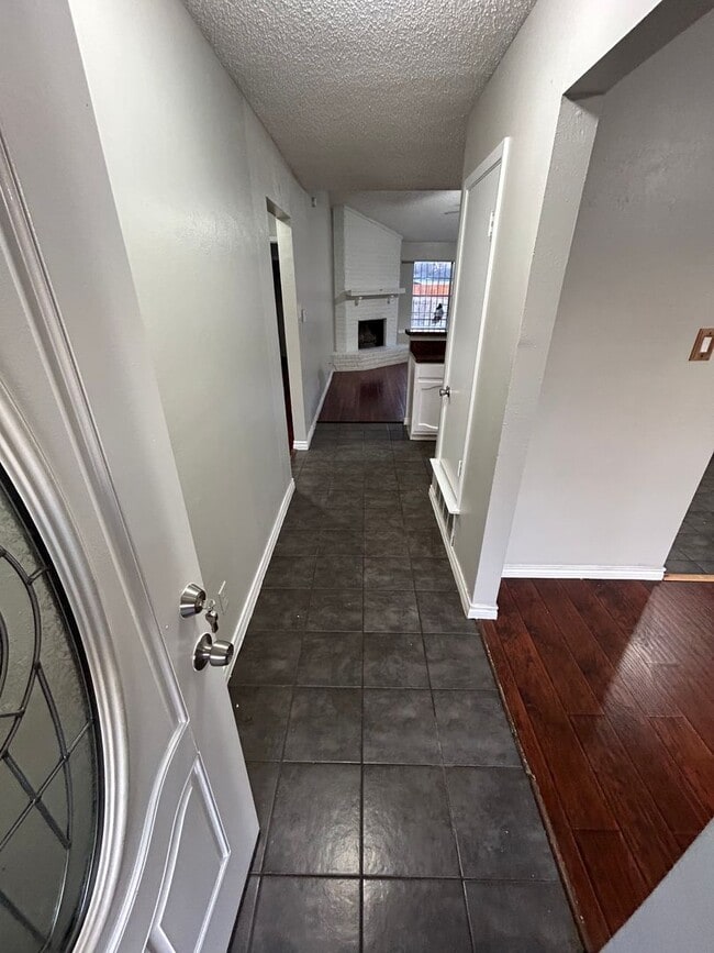 Building Photo - An unbeatable location that offers both convenience and luxury.