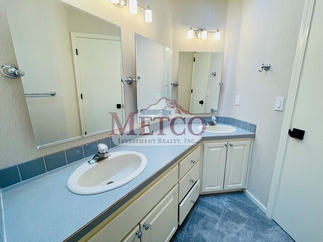 Building Photo - Beautiful 4 bedroom, 3 Bath House in Desirable Gilham Neighborhood!