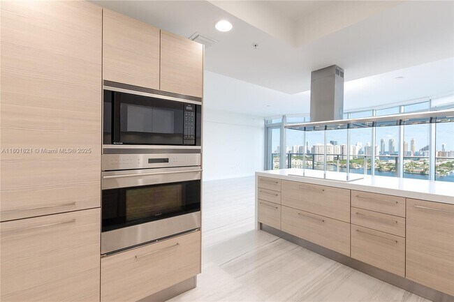 Building Photo - 17111 Biscayne Blvd