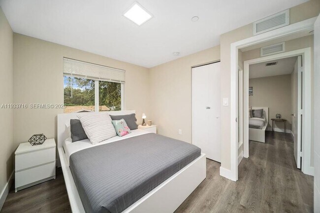 Building Photo - 2311 Scott St