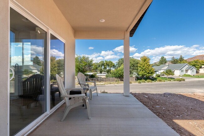 Building Photo - "Spacious & Stylish 3-Bedroom 2 bath Furni...