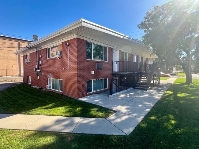 Building Photo - 1/2 off first month's rent on Remodeled unit in Millcreek