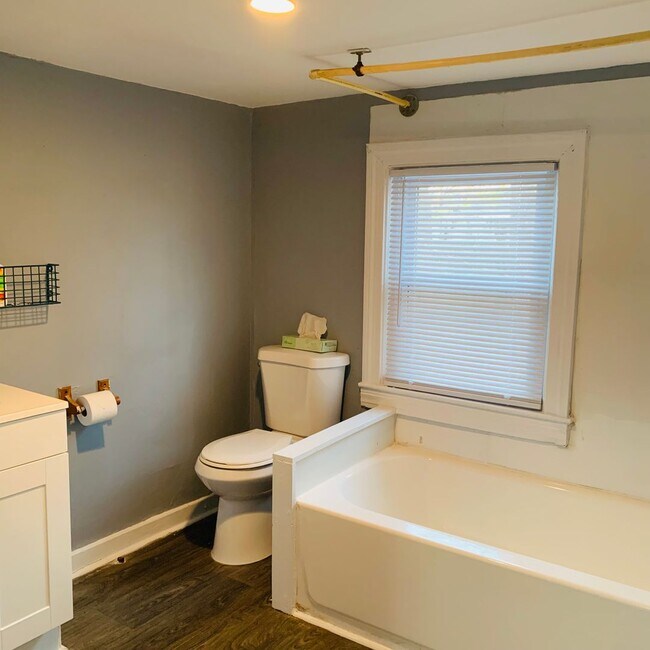 Building Photo - Beautifully Updated 2 Bedroom, 1 Bathroom Home