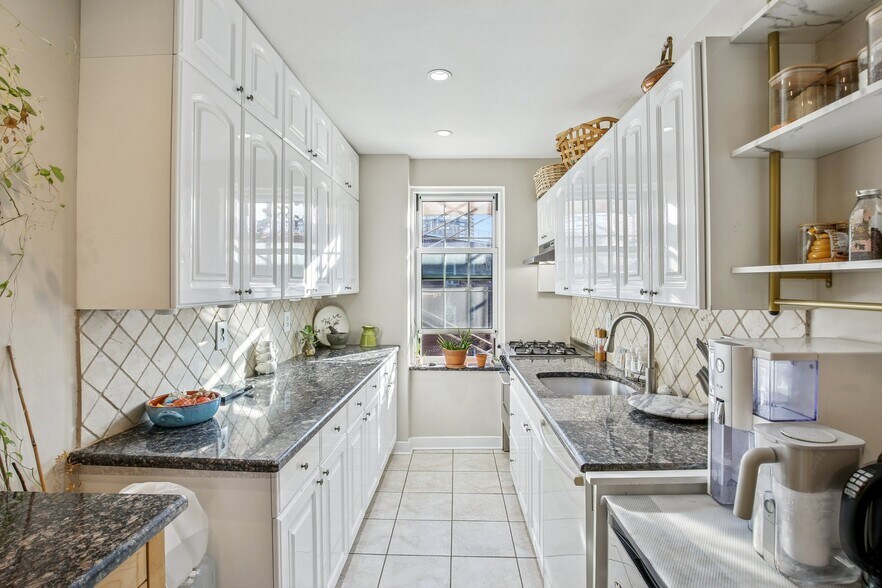 Kitchen - 8600 Boulevard East