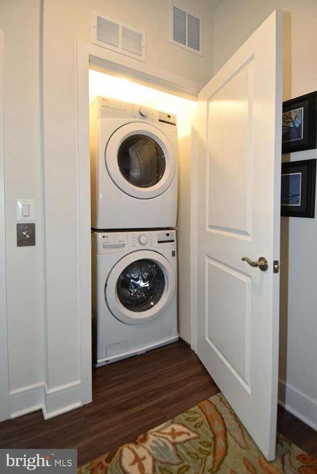 Building Photo - 4-Level Furnished townhome!