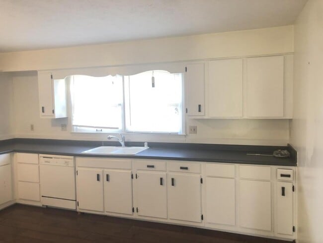 Building Photo - 3413 Alpine Court B