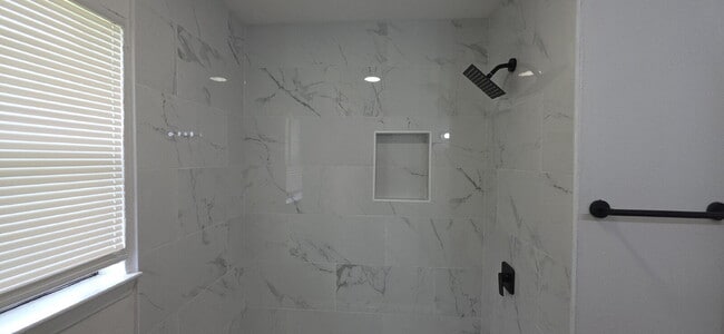 Building Photo - Beautifully remodeled first-floor condo with 2 bed & 2 bath