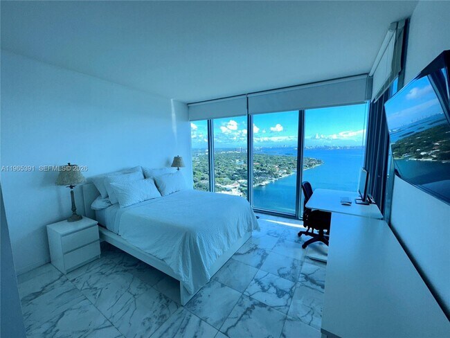 Building Photo - 601 NE 36th St