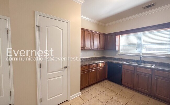 Building Photo - 3 Bed, 2 Bath Home with Garage / Available Now!