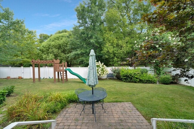 Building Photo - Stunning 4BE/3.5BA home in the very desira...